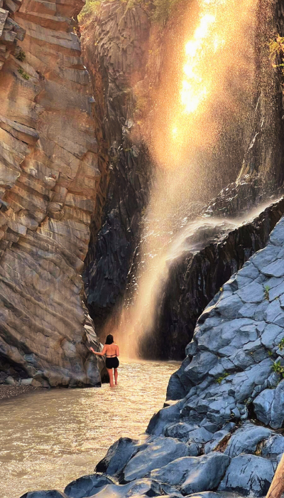 Wąwóz Alcantara – Gole dell'Alcantara na Sycylii Wąwóz Alcantara – wodospad w Gole dell'Alcantara na Sycylii