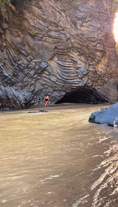 Rzeka Alcantara na Sycylii Rzeka Alcantara i bazaltowe skały na Sycylii Wąwóz Alcantara – Gole dell'Alcantara na Sycylii